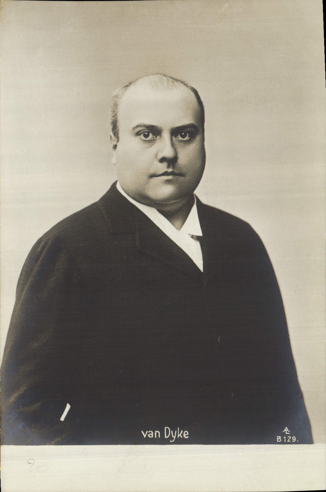 Portrait d'un homme — studio van Dyke — série B129