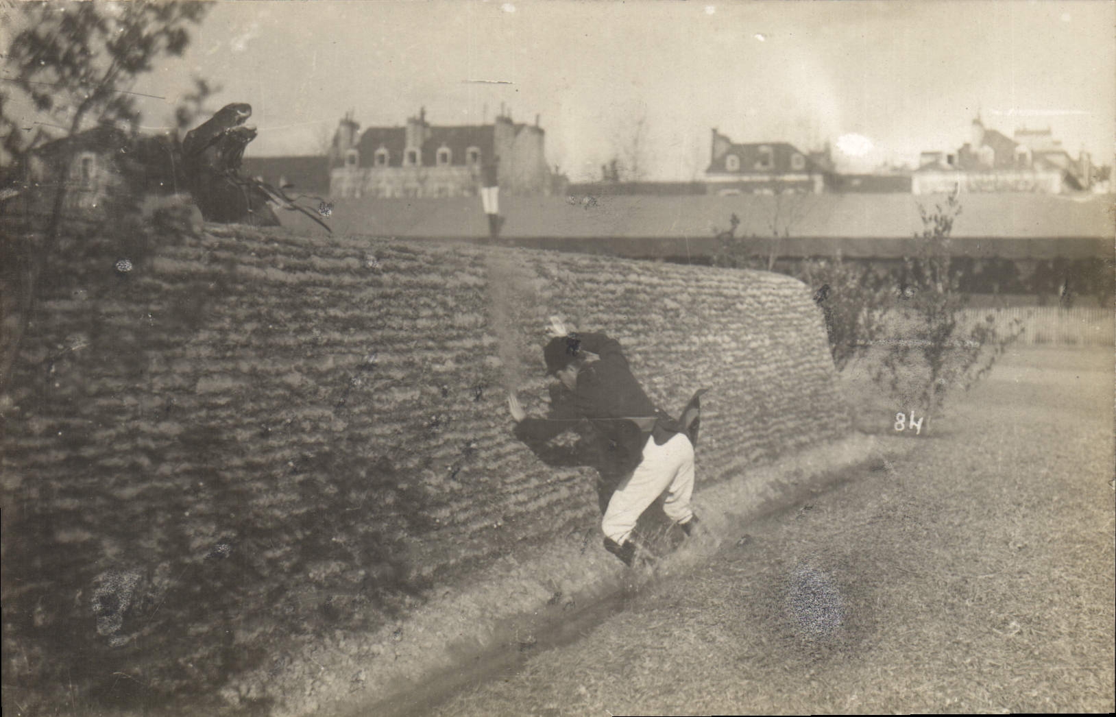 Jeune homme escaladant un mur — Pau — Carte postale CPAPHIL