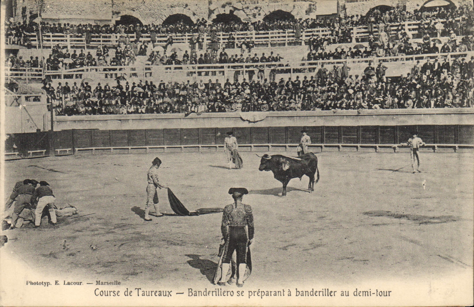 Course de Taureaux — Banderillero se préparant à banderiller au demi-tour — Phototyp. E. Lacour — Marseille