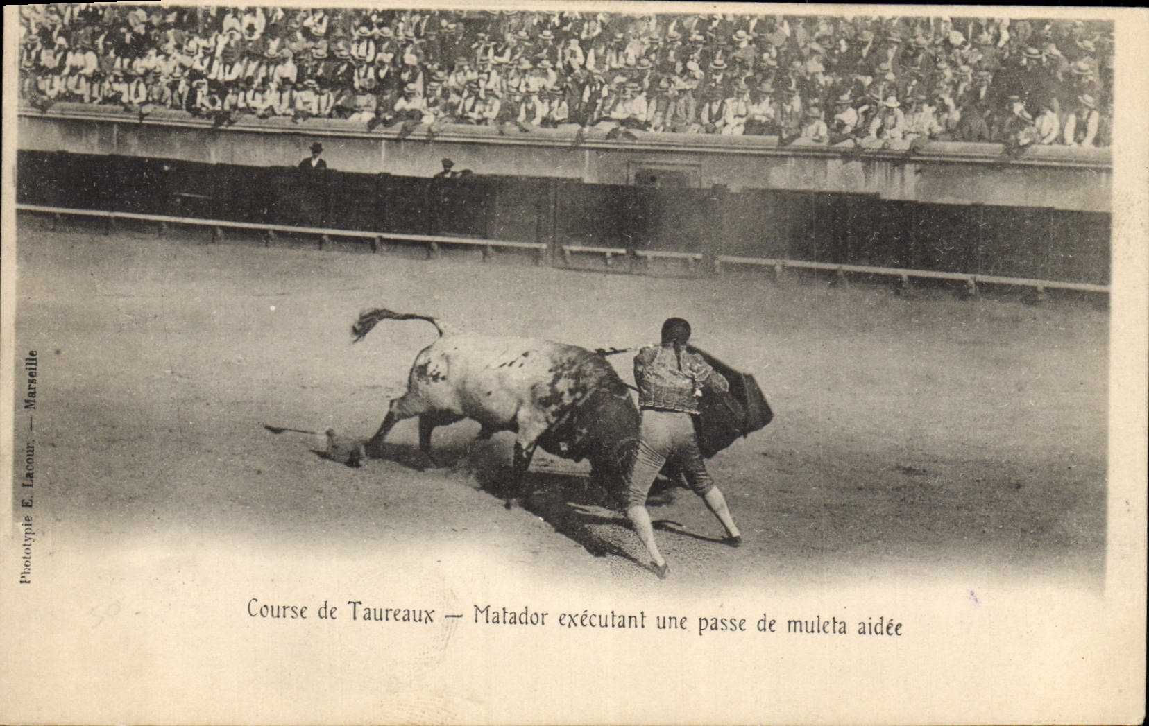 Course de Taureaux — Matador exécutant une passe de muleta aidée — Phototypie E. Lacour — Marseille