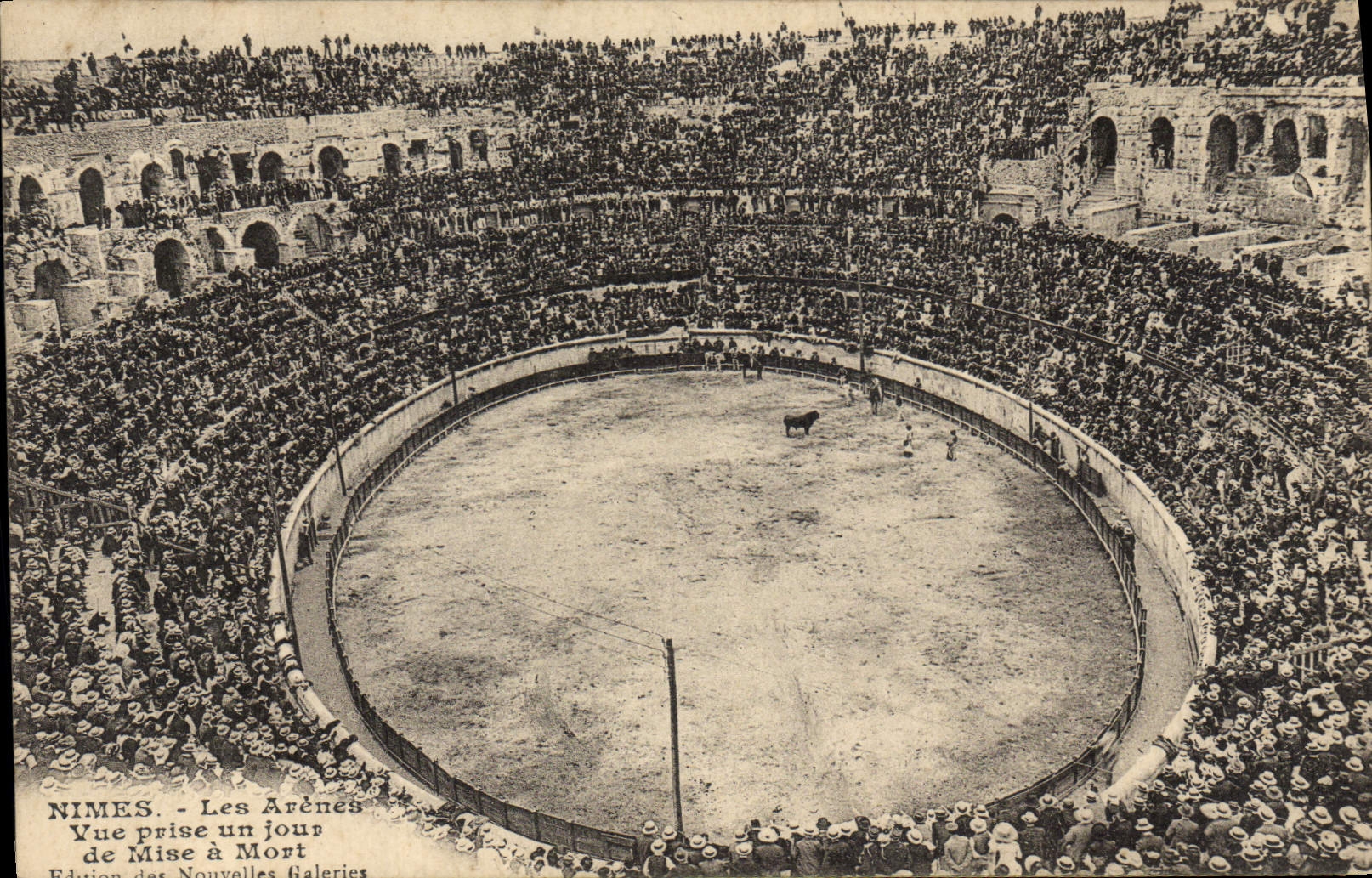 Nîmes - Les Arènes - Vue prise un jour de Mise à Mort