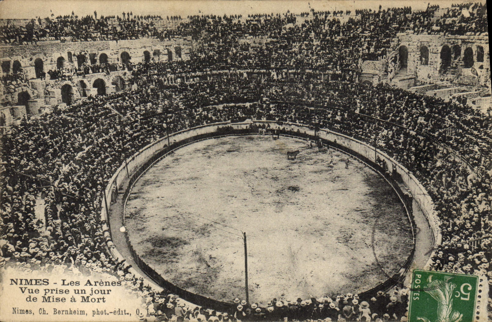 Nîmes - Les Arènes — Vue prise un jour de Mise à Mort — Ch. Bernheim, phot.-édit.