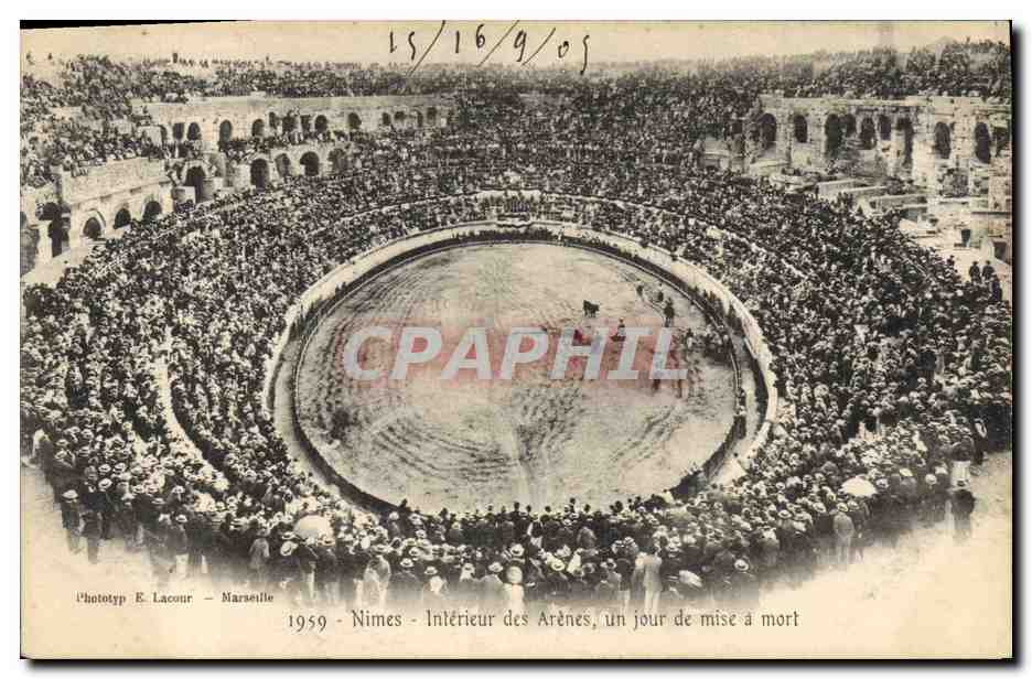Nîmes - Intérieur des Arènes, un jour de mise à mort — Phototyp E. Lacour - Marseille, n° de série non visible
