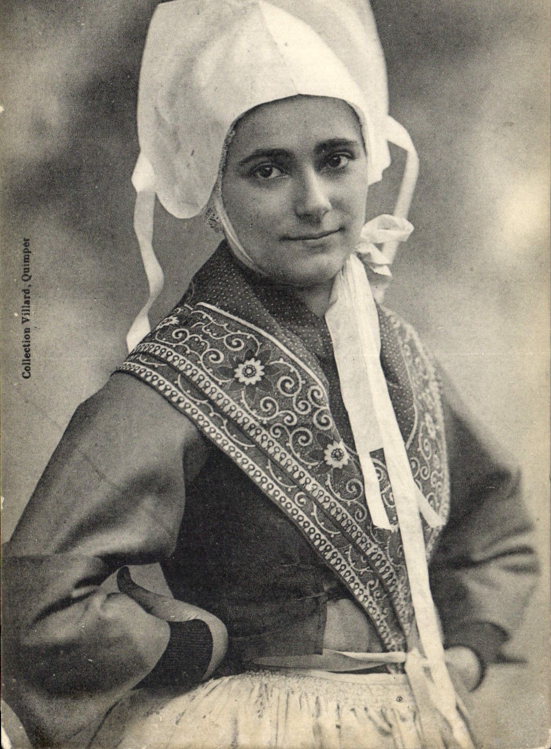 Femme en costume traditionnel — Quimper — Collection Villiard, Quimper