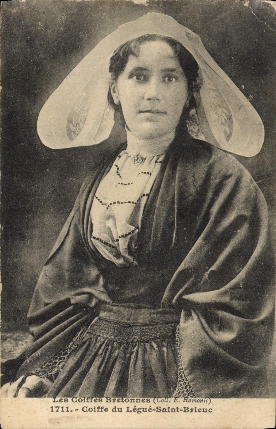 CPA Folklore Coiffe de Legue Saint Brieuc 