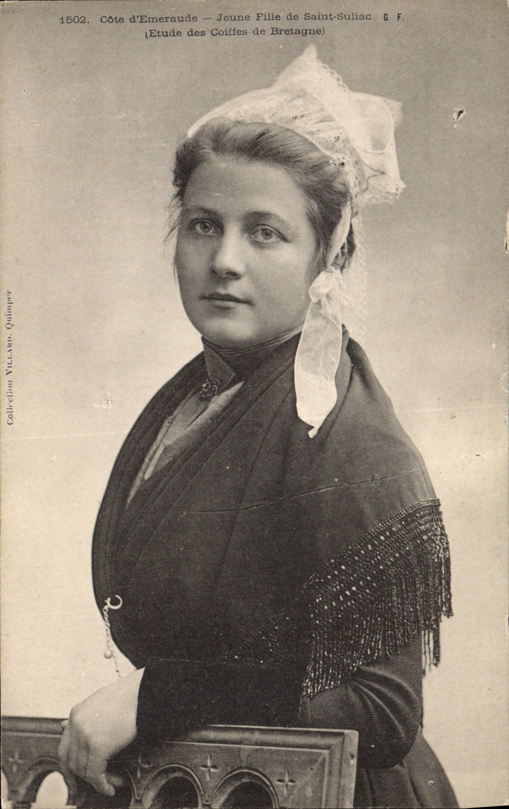 CPA Folklore Jeune fille de Saint Suliac 
