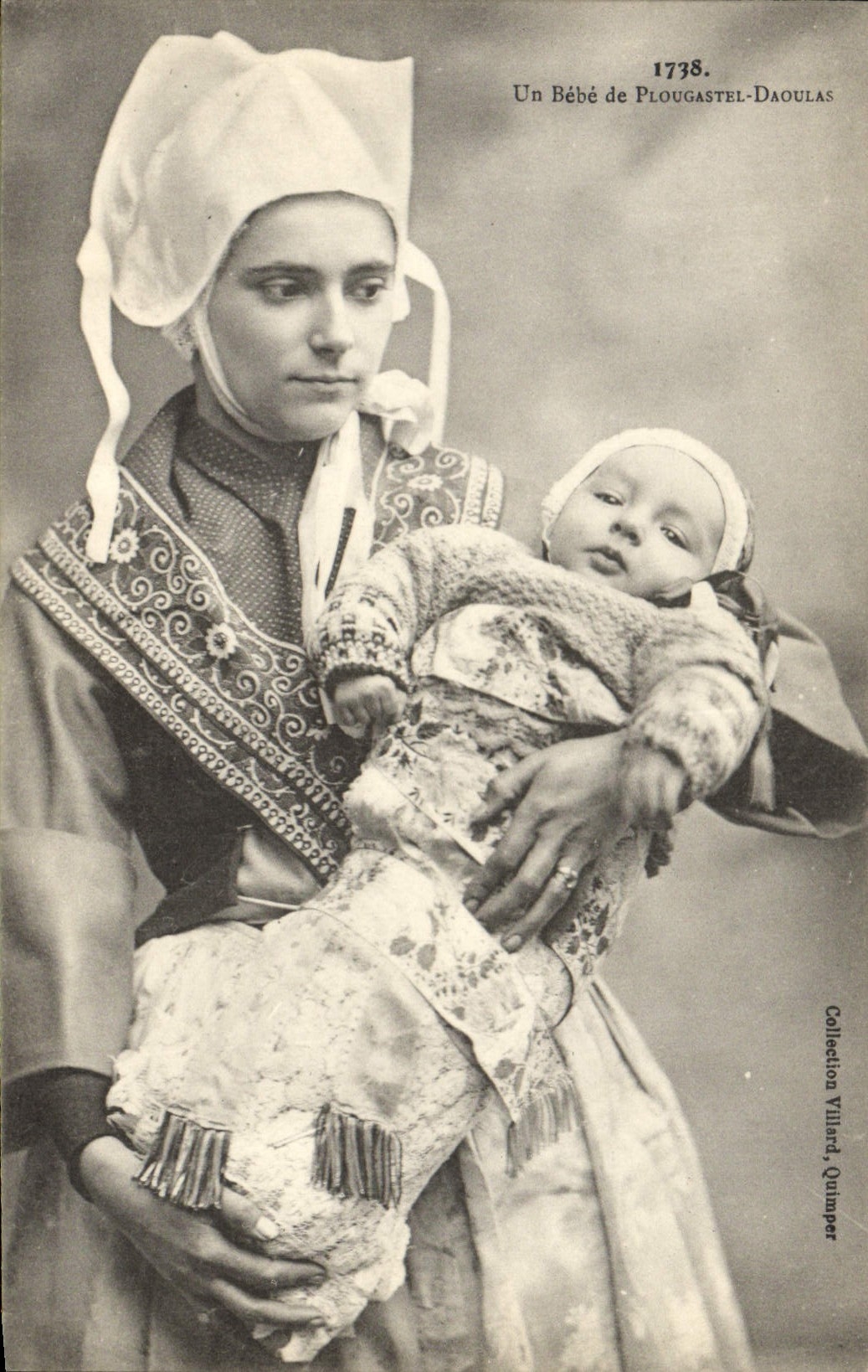 CPA Folklore Un bebe de Plougastel Daoulas 