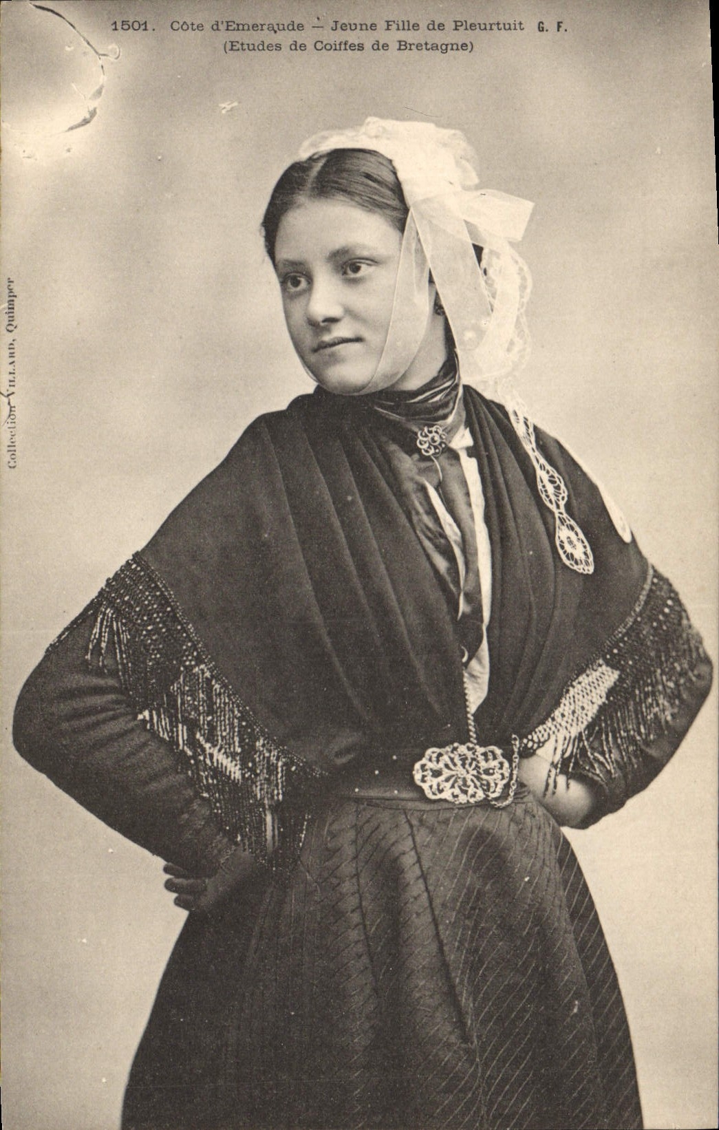 CPA Folklore Jeune fille de Pleurtuit 