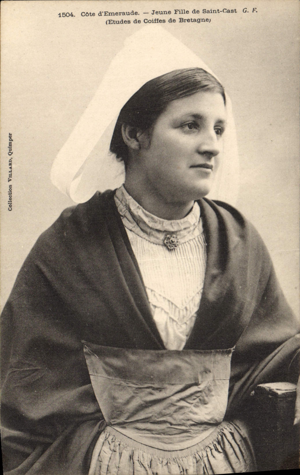 CPA Folklore Jeune fille de Saint Cast 