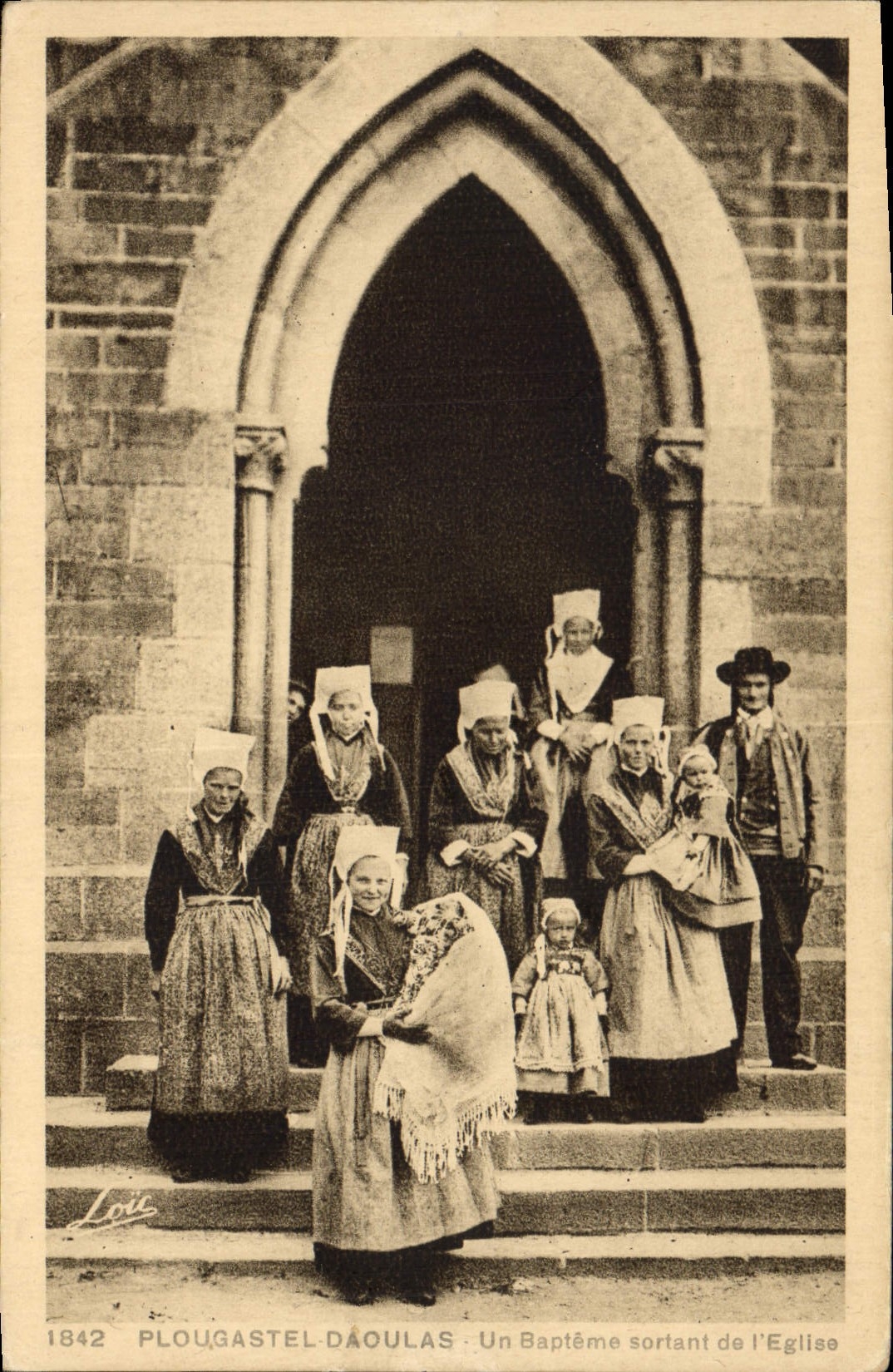 CPA Folklore Plougastel Daoulas Un bapteme sortant de l'eglise 