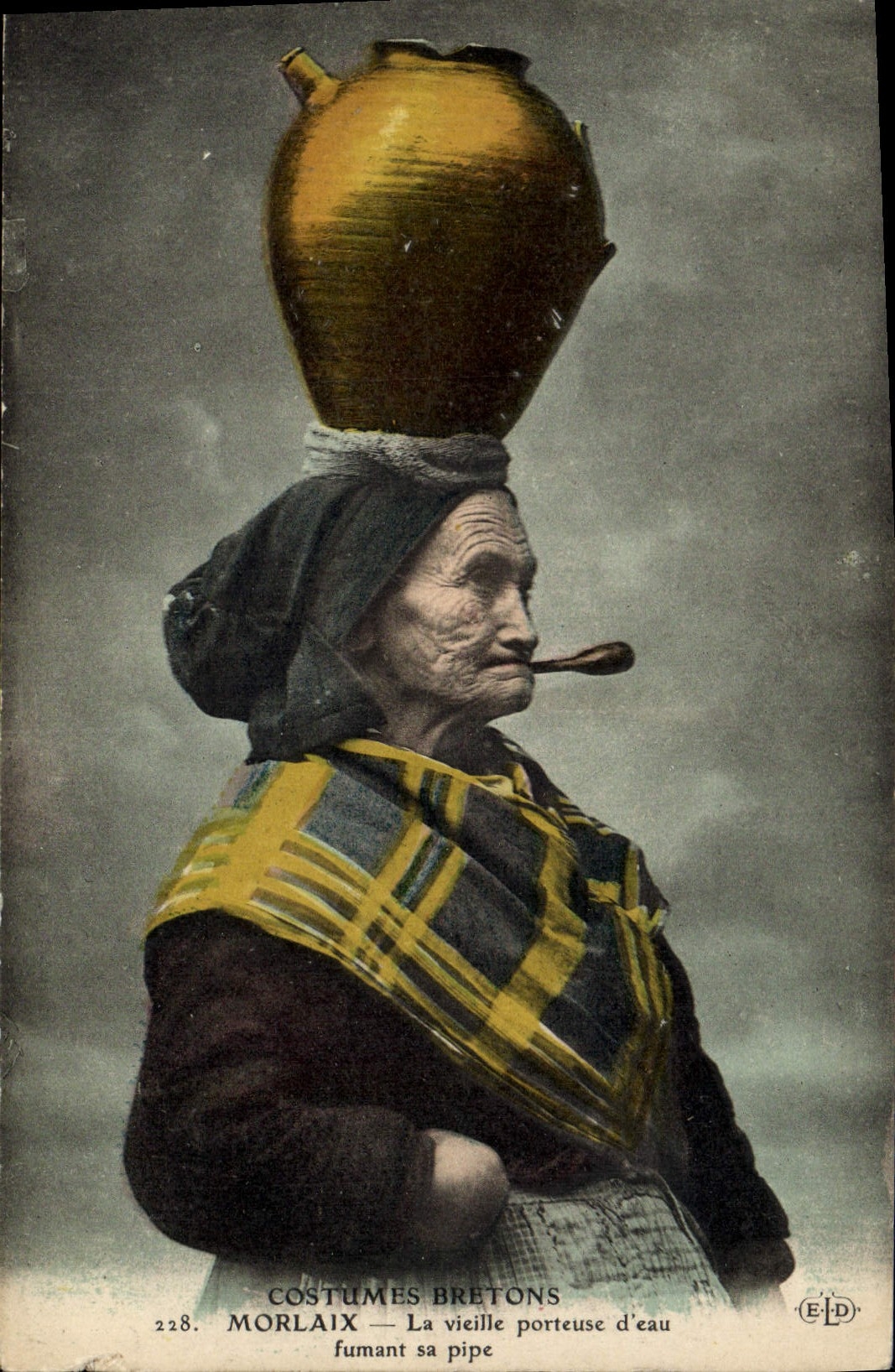 CPA Folklore Morlaix La vieille porteuse d'eau fumant sa pipe Tabac 