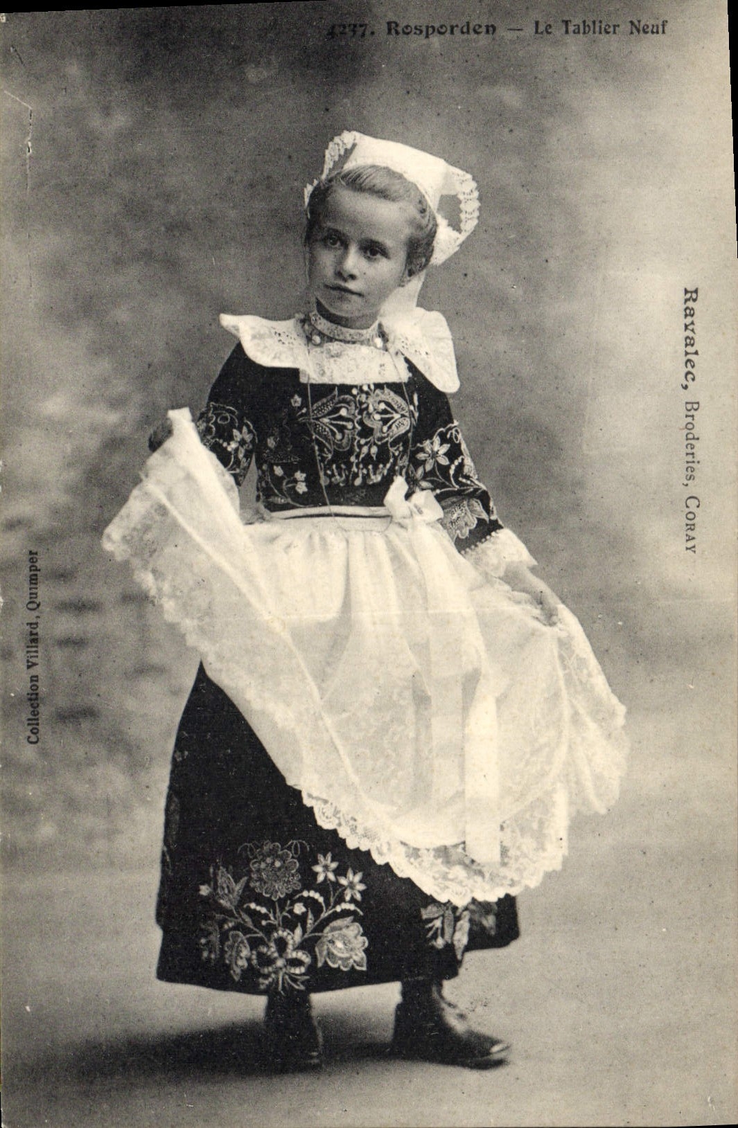 CPA Folklore Rosporden Le tablier neuf Enfant 