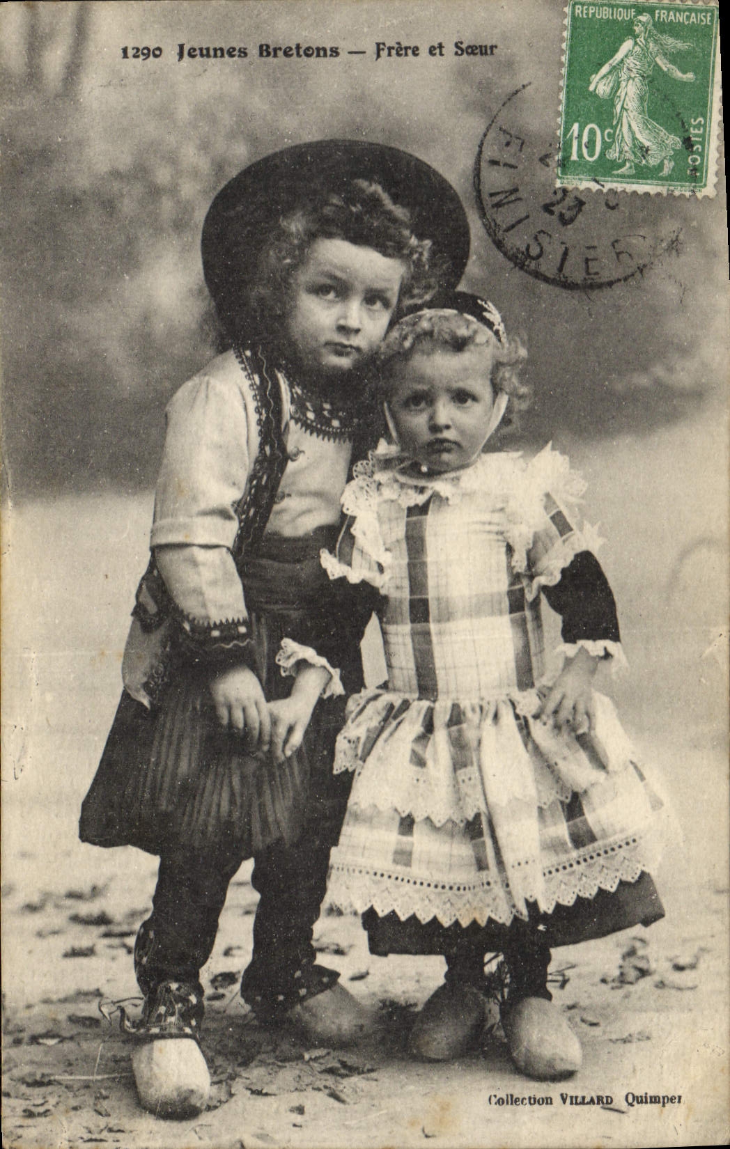 CPA Folklore Jeunes Bretons Frere et Soeur 