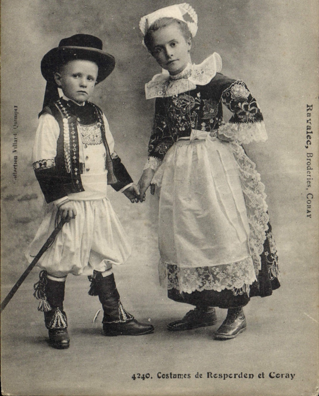 CPA Folklore Costumes de Rosporden et Coray 