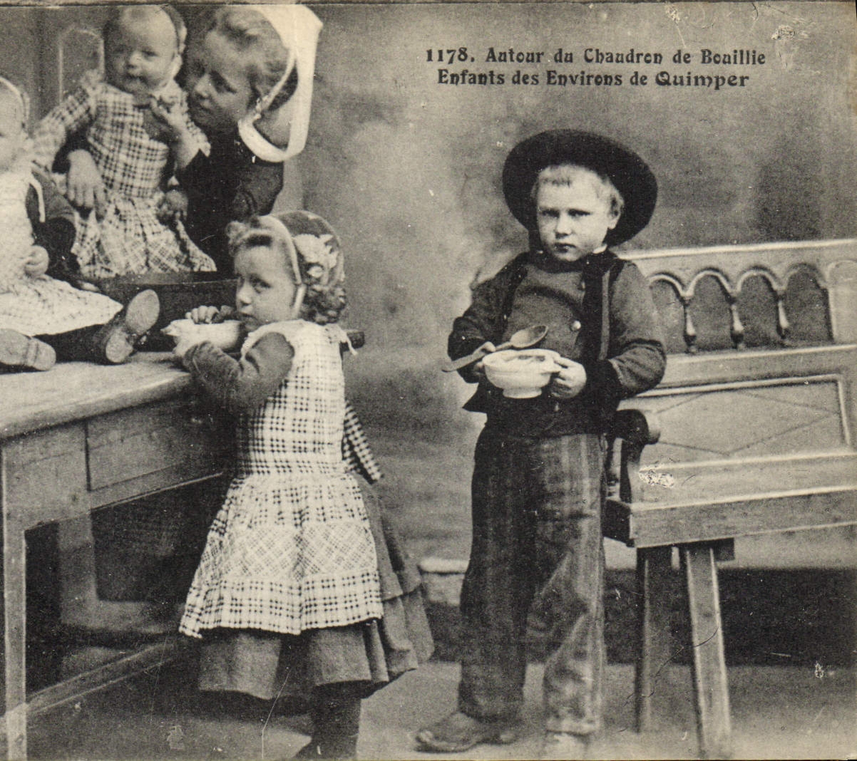 CPA Folklore Autour du Chaudron de Bouillie Enfants des environs de Quimper 