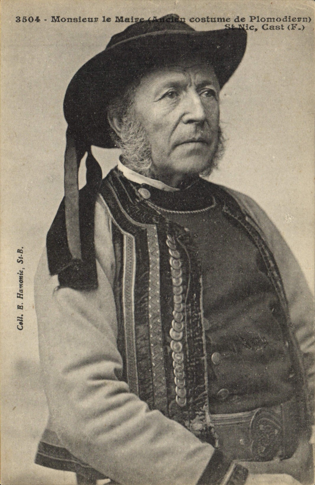 CPA Folklore Monsieur le Maire Costume de Plomodiern 