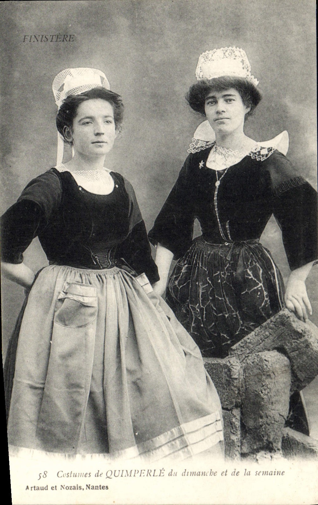 CPA Folklore Costumes de Quimperle du dimanche et de la semaine 
