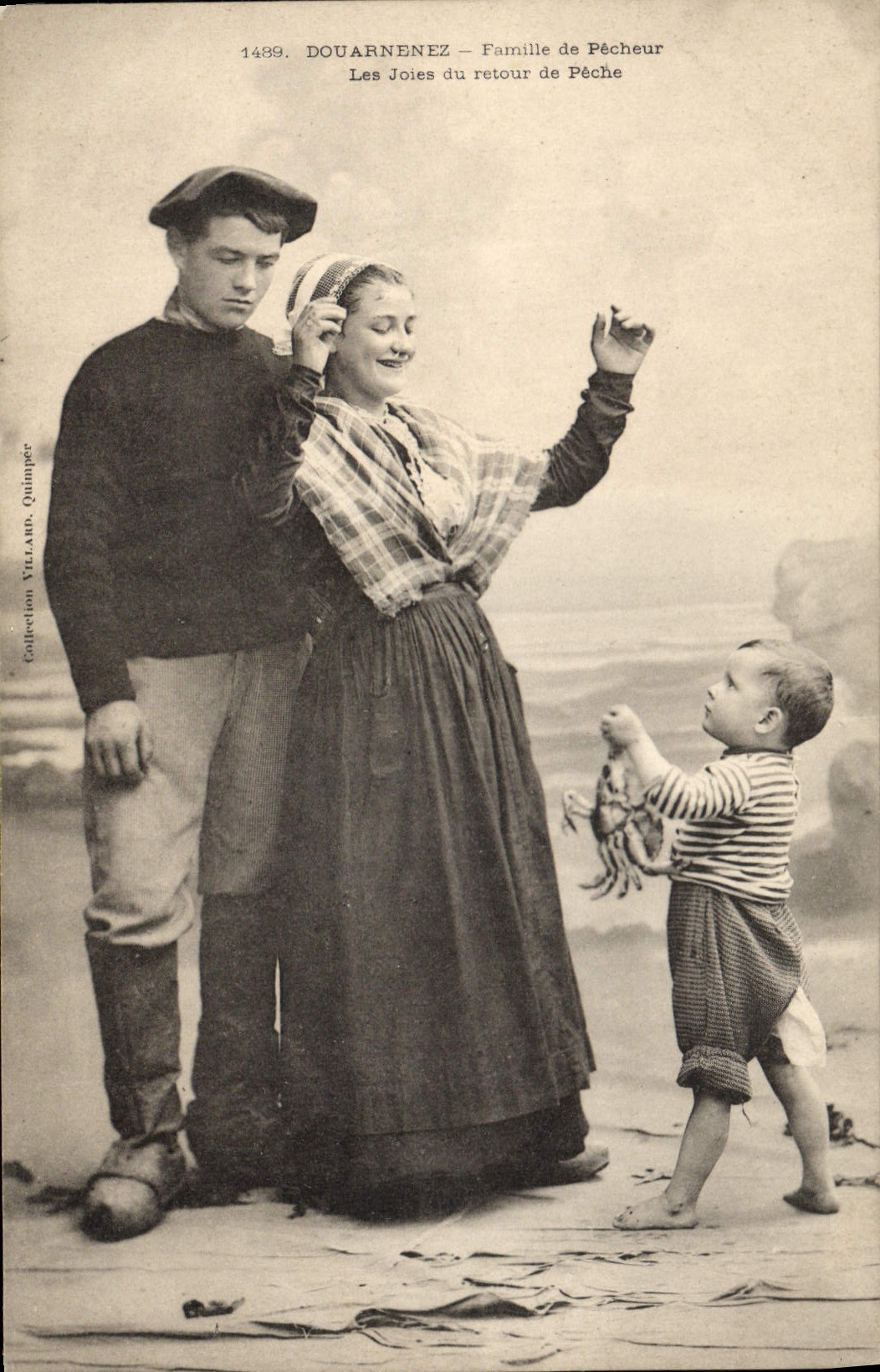 CPA Folklore Douarnenez Famille de pecheur Les joies du retour de peche Enfant Crabe 