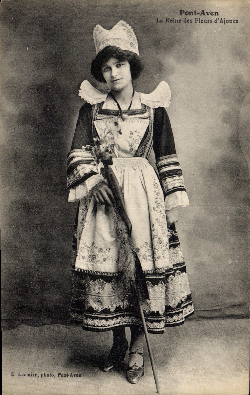 CPA Folklore Pont Aven La reine des fleurs d'ajoncs 