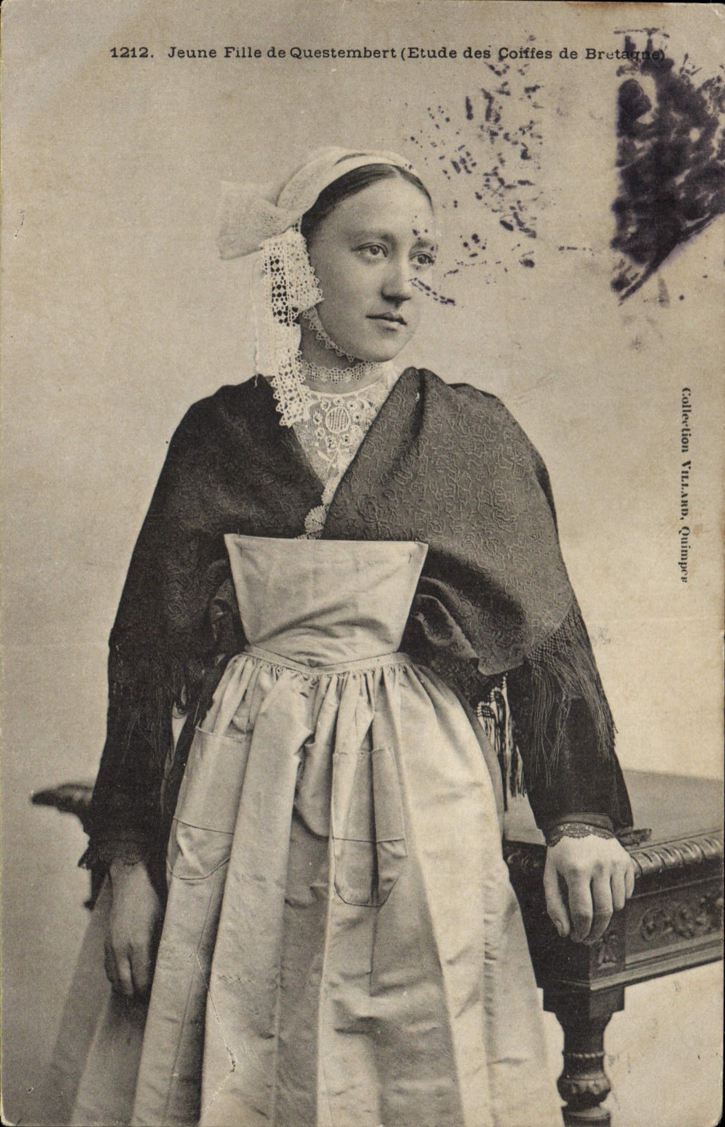 CPA Folklore Jeune fille de Questembert 