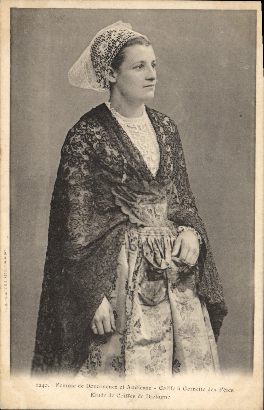 CPA Folklore Femme de Douarnenez et Audierne Coiffe a Cornette des Fetes 
