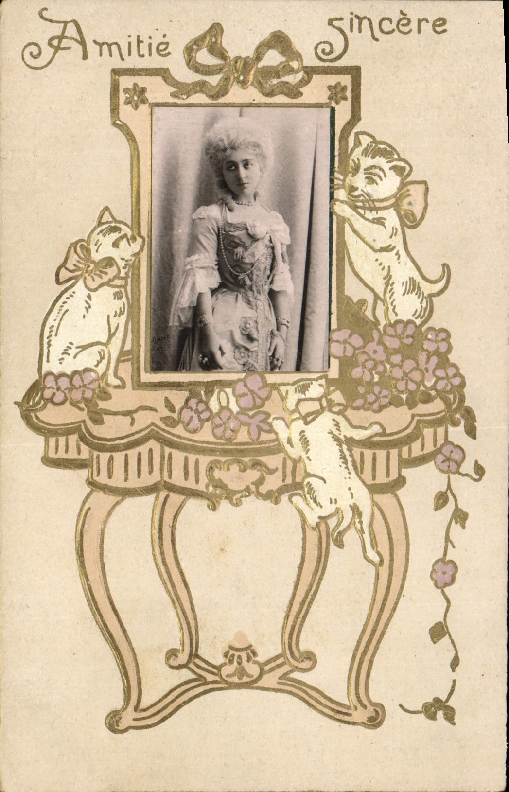 Femme en photo — décor de chats et fleurs — Photochrom S.H. C.