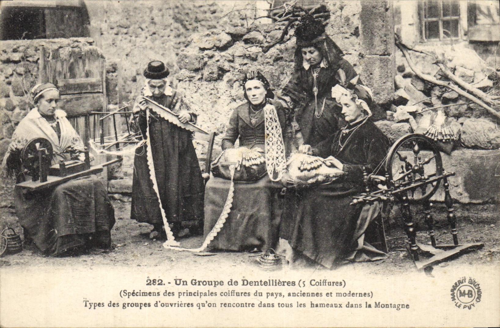Un Groupe de Dentellières (5 Coiffures) — Spécimens des principales coiffures du pays, anciennes et modernes — M. B. Le Put