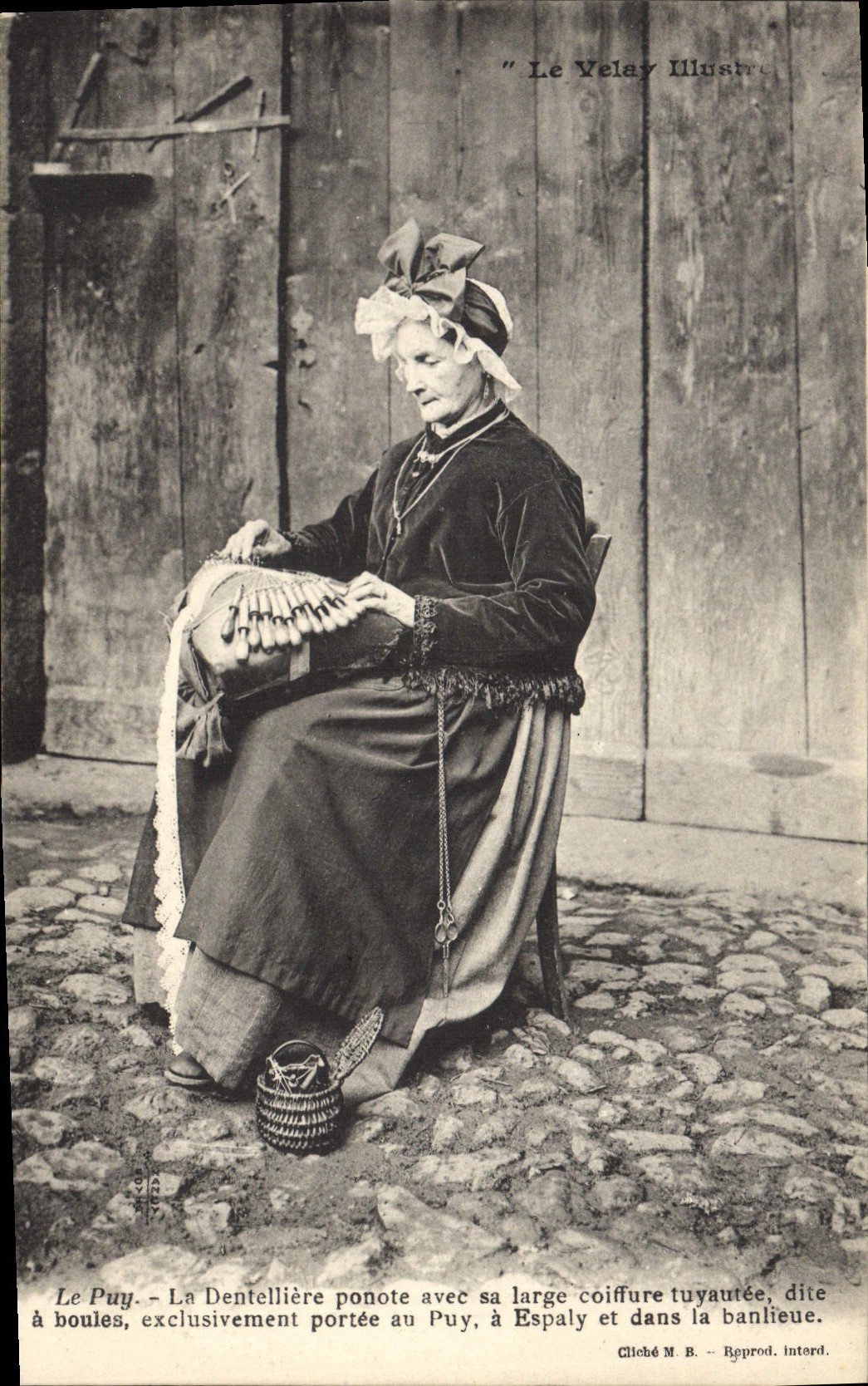 Le Puy - La Dentellière ponote avec sa large coiffure tuyautée, dite à boules, exclusivement portée au Puy, à Espaly et dans la banlieue — Clleché M. B. — Reprod. interd.
