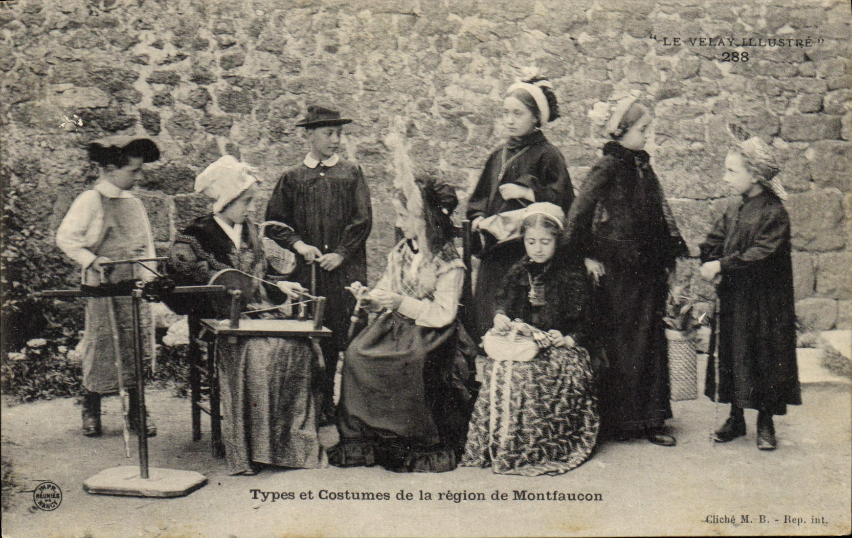 Types et Costumes de la région de Montfaucon — Montfaucon, Velay — "LE VELAY ILLUSTRÉ" n°288, cliché M.B. - Rep. int.