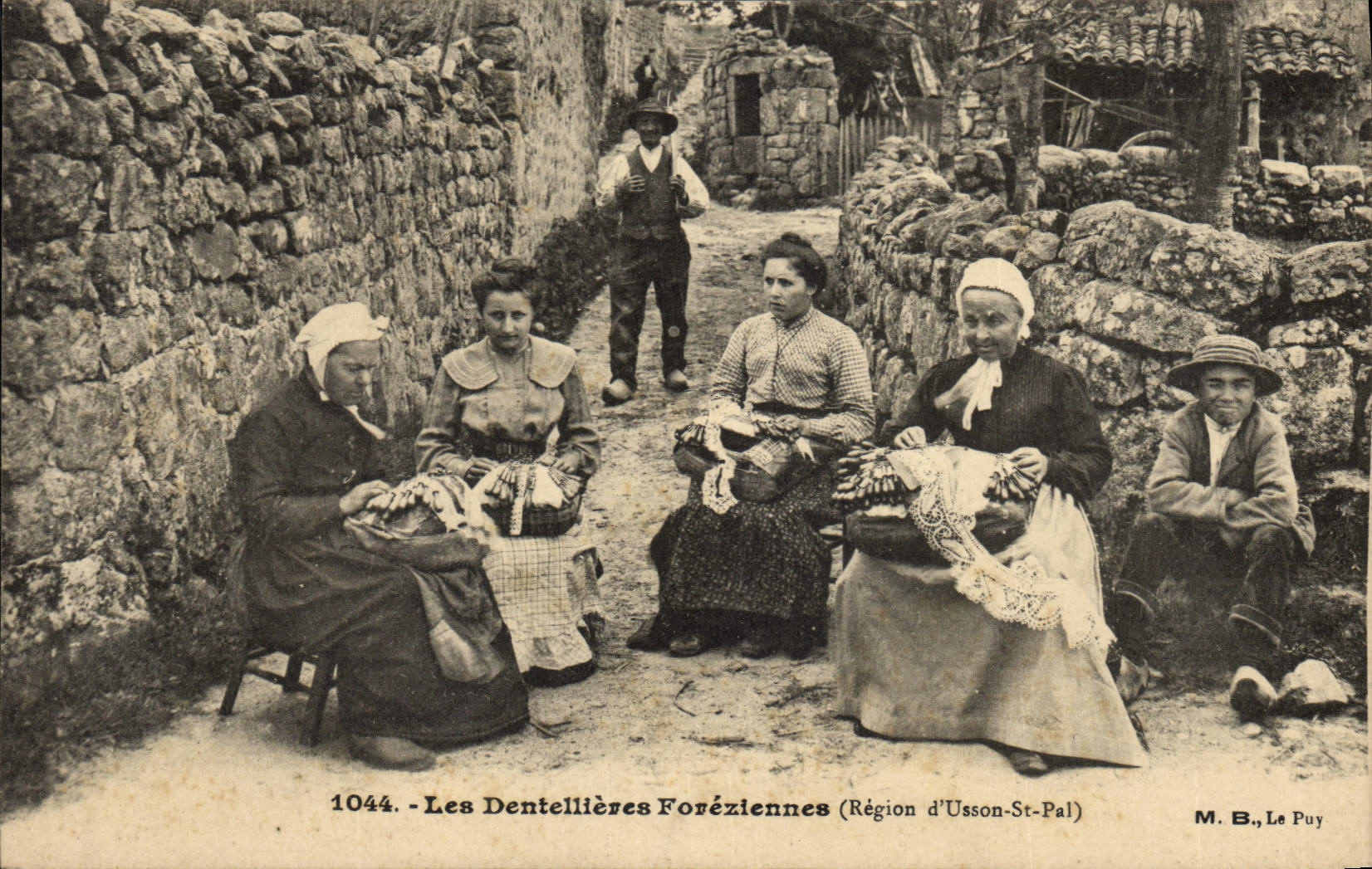 CPA Folklore Dentelle Les dentellieres Foreziennes Region d4usson St Pal TOP 