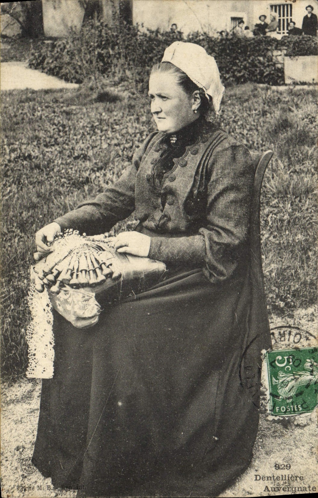 CPA Folklore Dentelle Dentelliere Auvergnate 