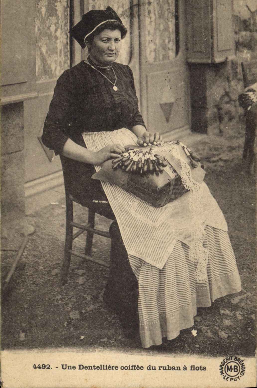 CPA Folklore Dentelle Une dentelliere coiffee du ruban a flots 