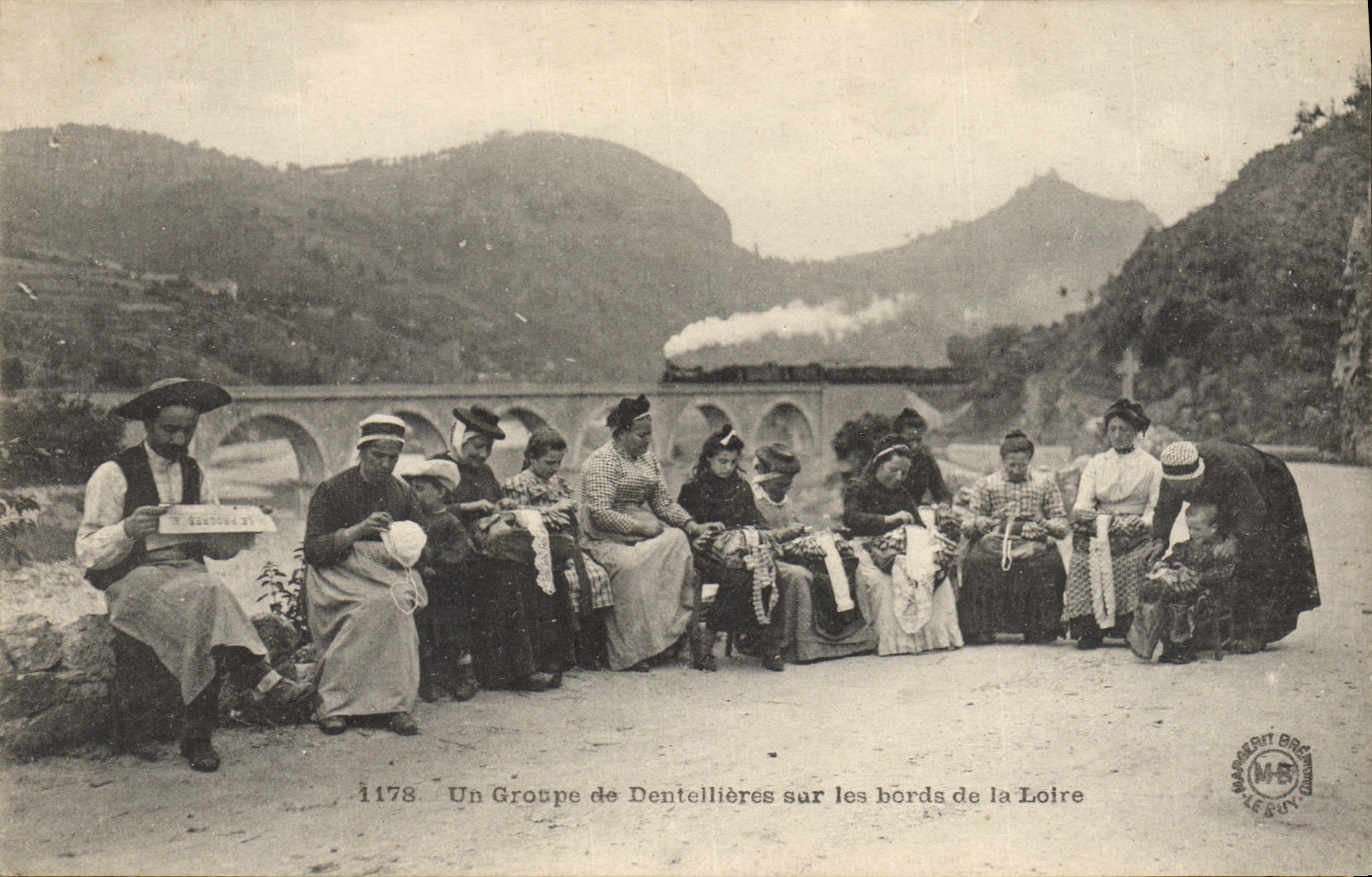 CPA Folklore Dentelle Un groupe de dentellieres sur les bords de la Loire TOP 