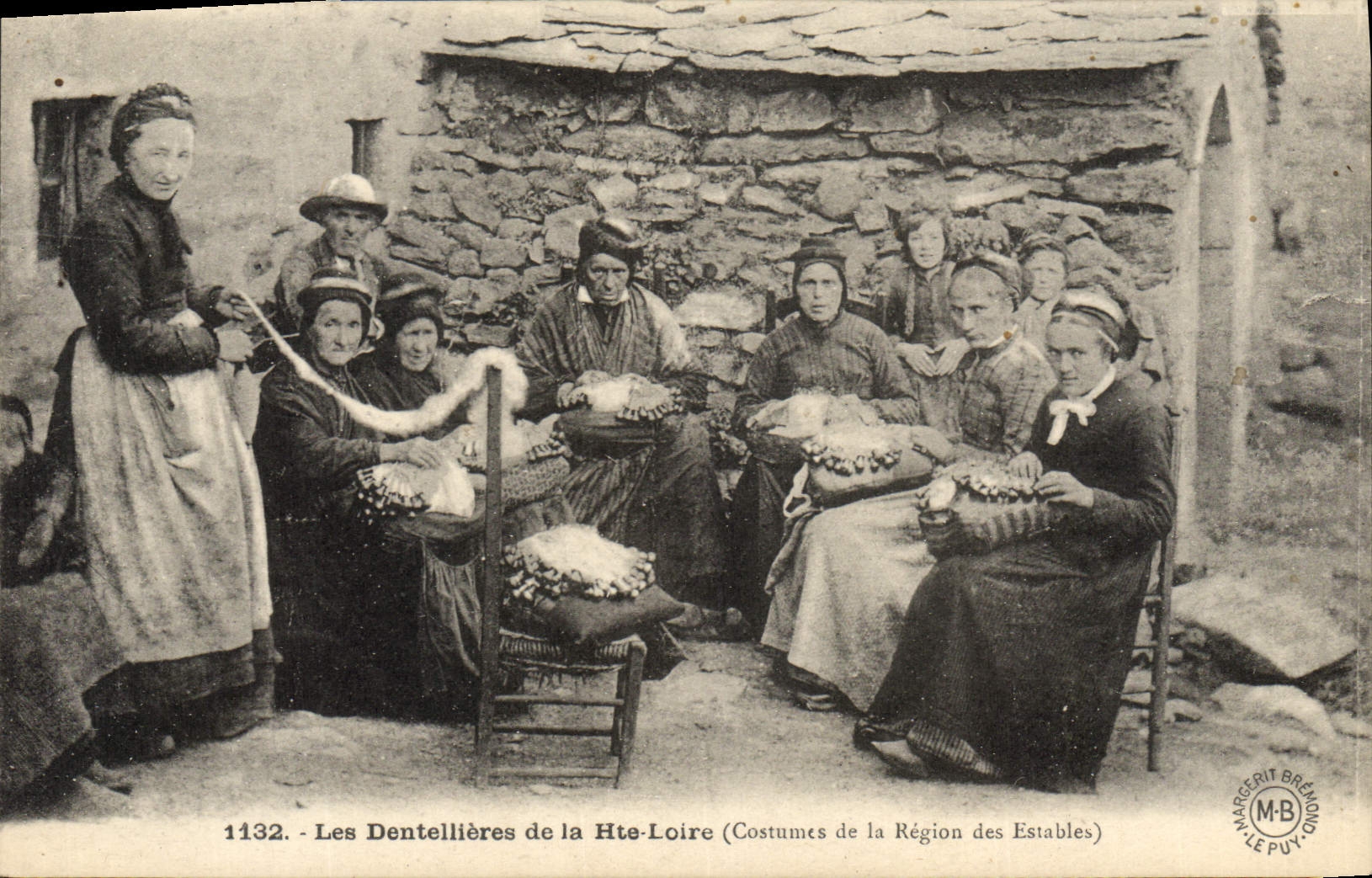 Die Dentellières der Haute-Loire — Trachten der Region Estables — Margerit Bréand, n°1132