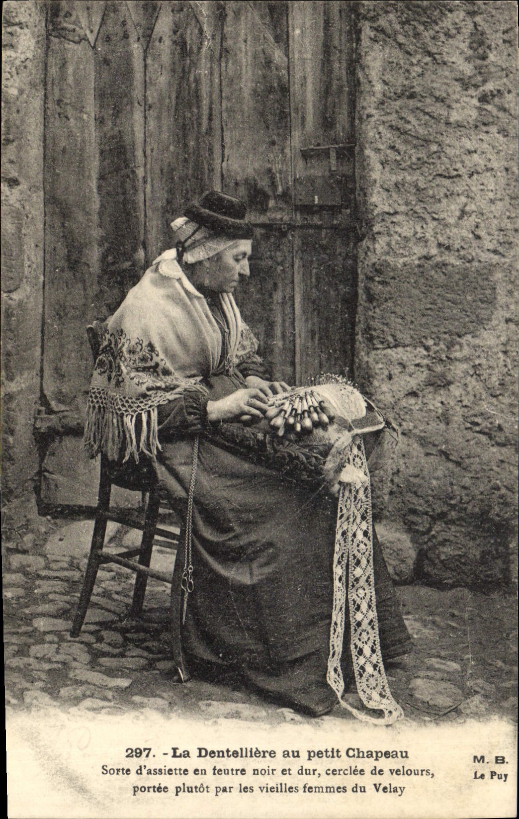 Dentellière au petit chapeau — portée par les vieilles femmes du Velay — M.B. Le Puy
