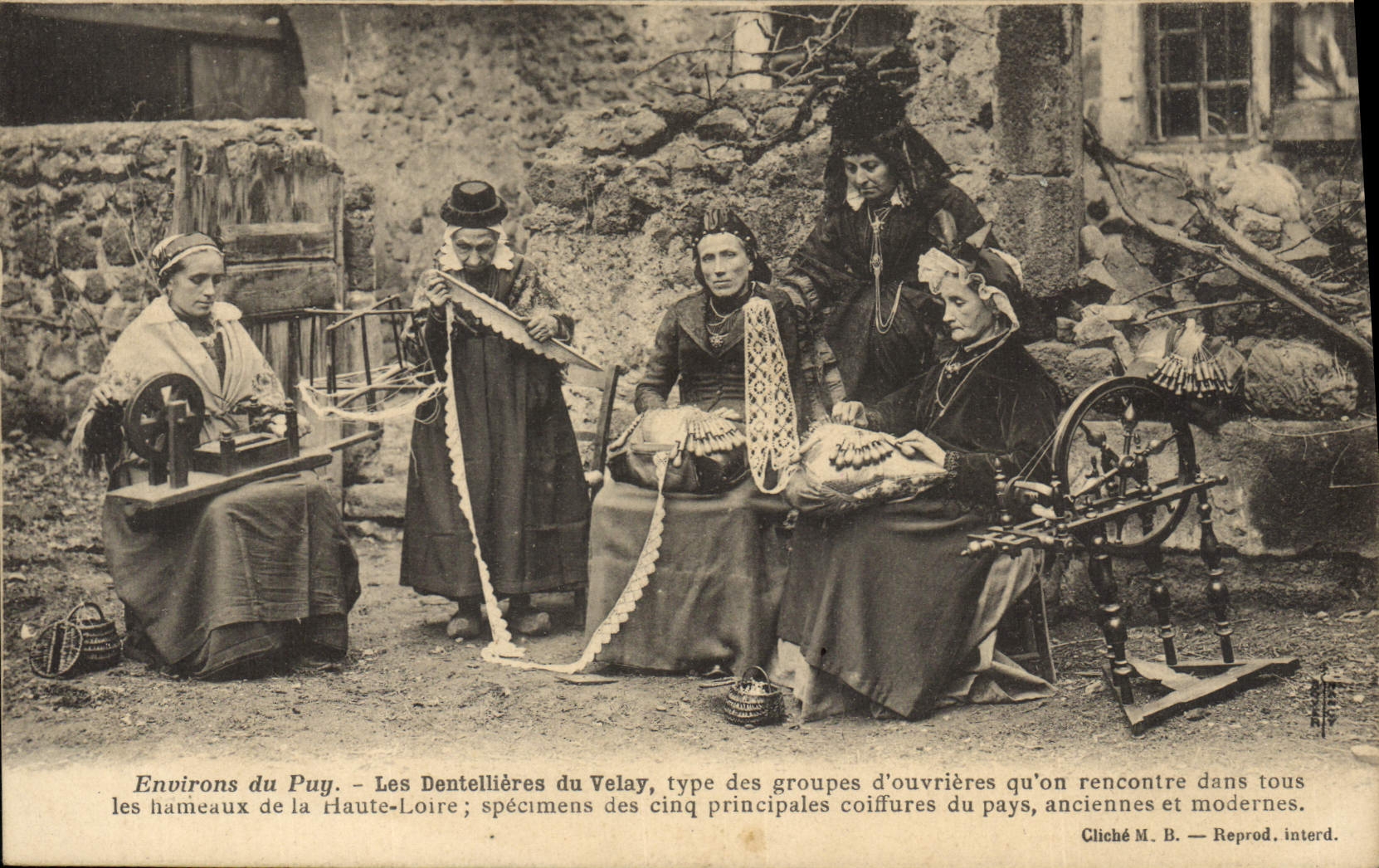 CPA Folklore Dentelle Environs du Puy Les dentellieres du Puy Type des groupes d'ouvrieres 