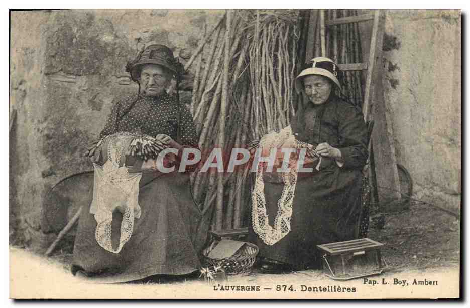 CPA Folklore Dentelle Auvergne Dentellieres 