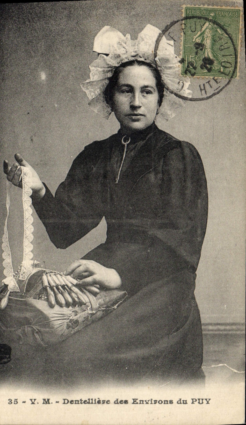 CPA Folklore Dentelle Dentelliere des environs du Puy 