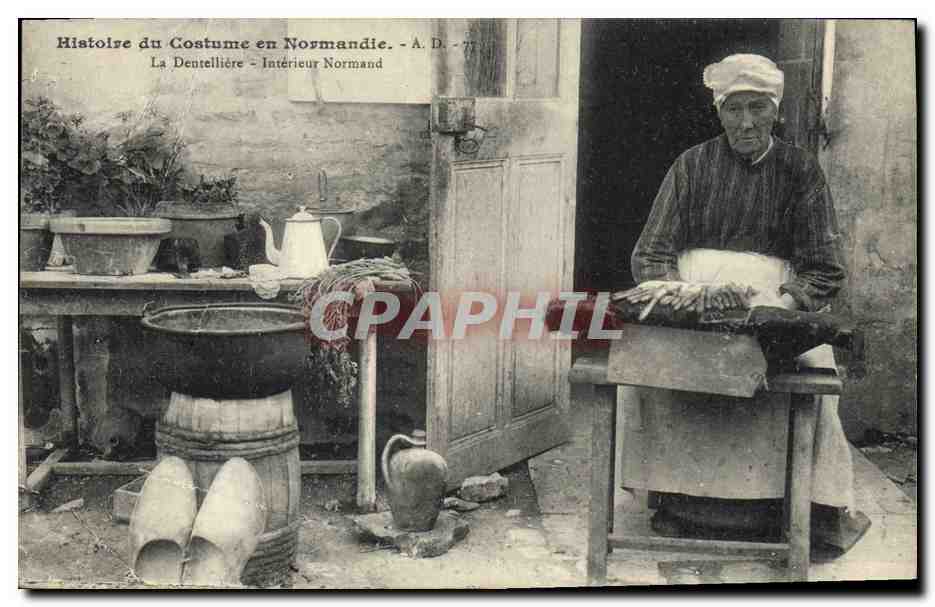 CPA Folklore Dentelle Histoire du costume en Normandie La dentelliere Interieur Normand 