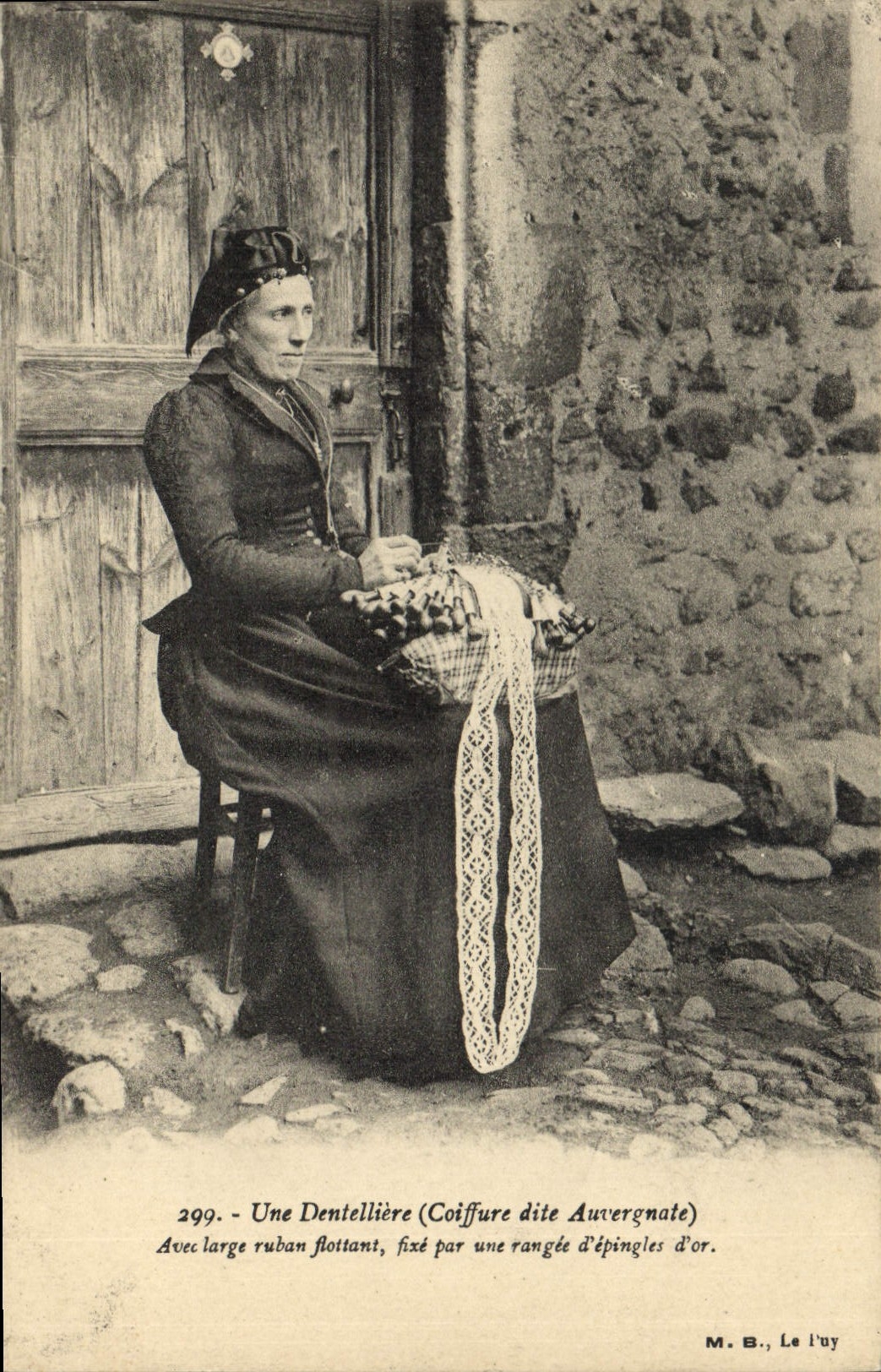 CPA Folklore Dentelle Une dentelliere Coiffure dite Auvergnate 
