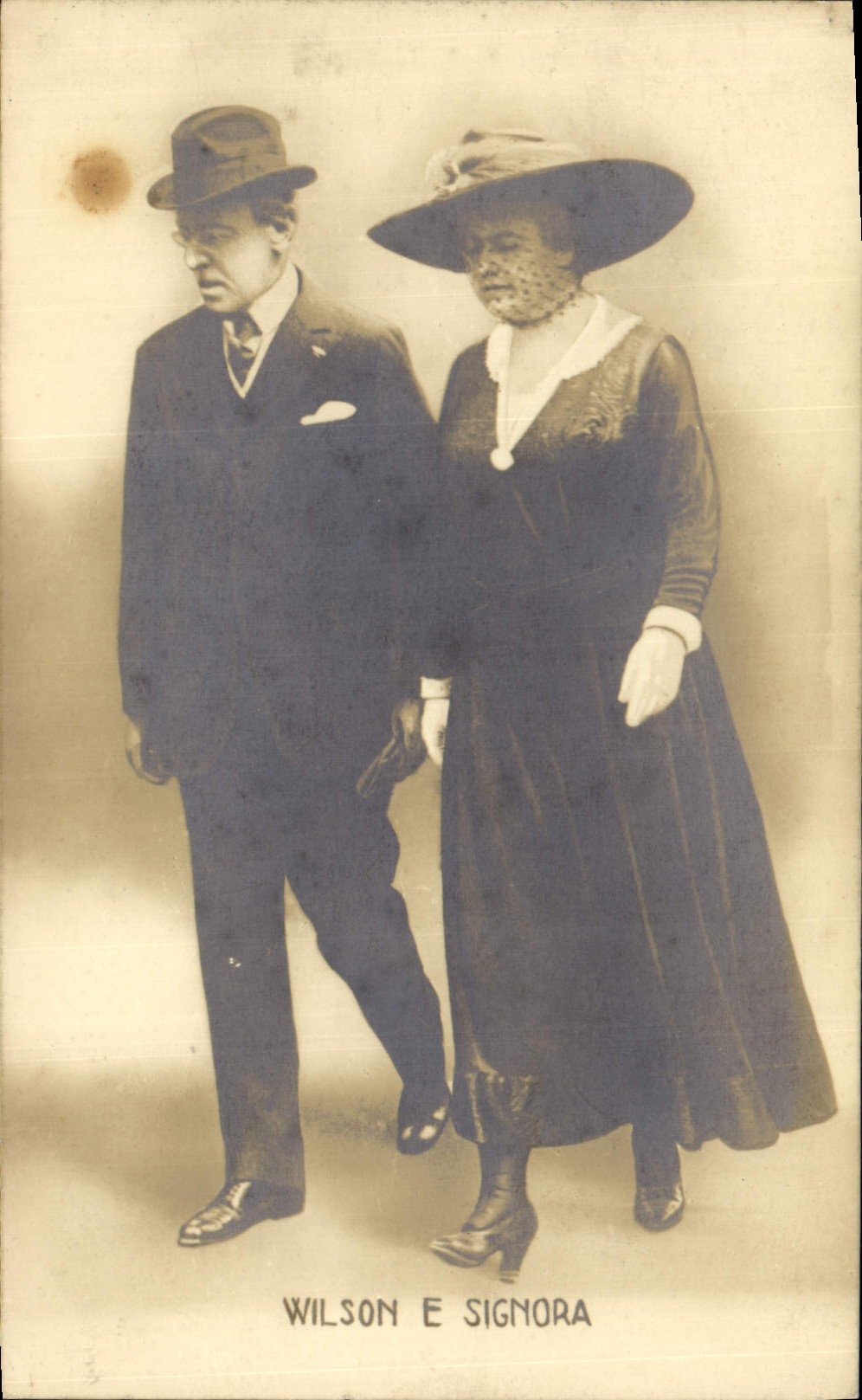 Wilson et Signora — portrait en noir et blanc — éditeur Viste, Uff. Res. Stamps, n° série 31-12-019
