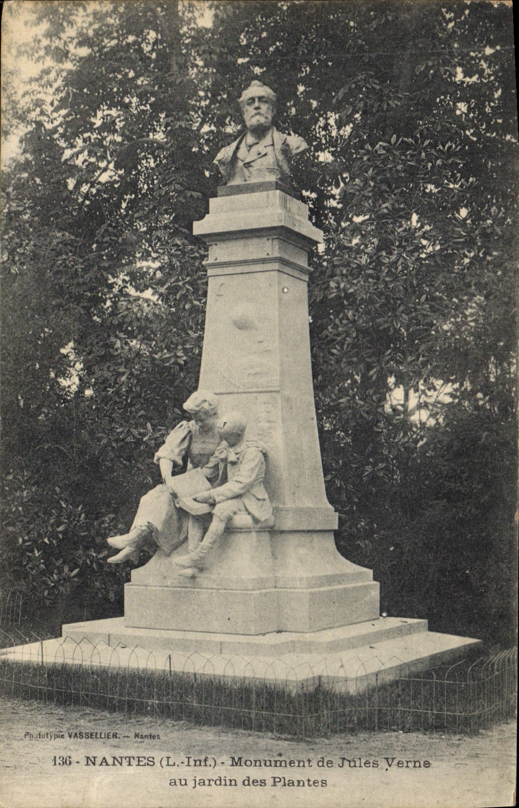 CPA Nantes Monument de Jules Verne au jardin des Plantes 