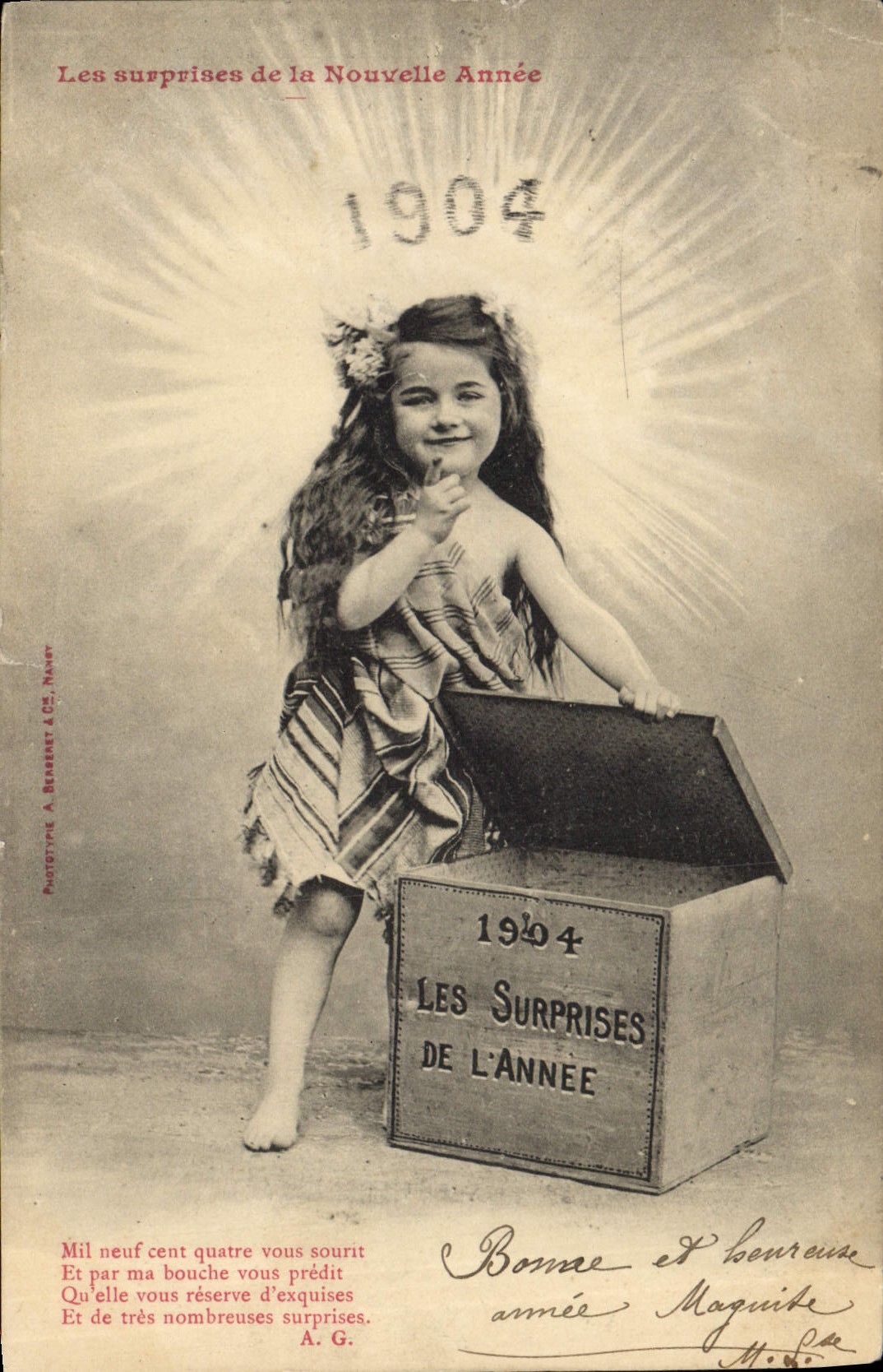 Fille devant une boîte — Nouvelle Année 1904 — Phototypie A. Bessar & Cie, Naxer