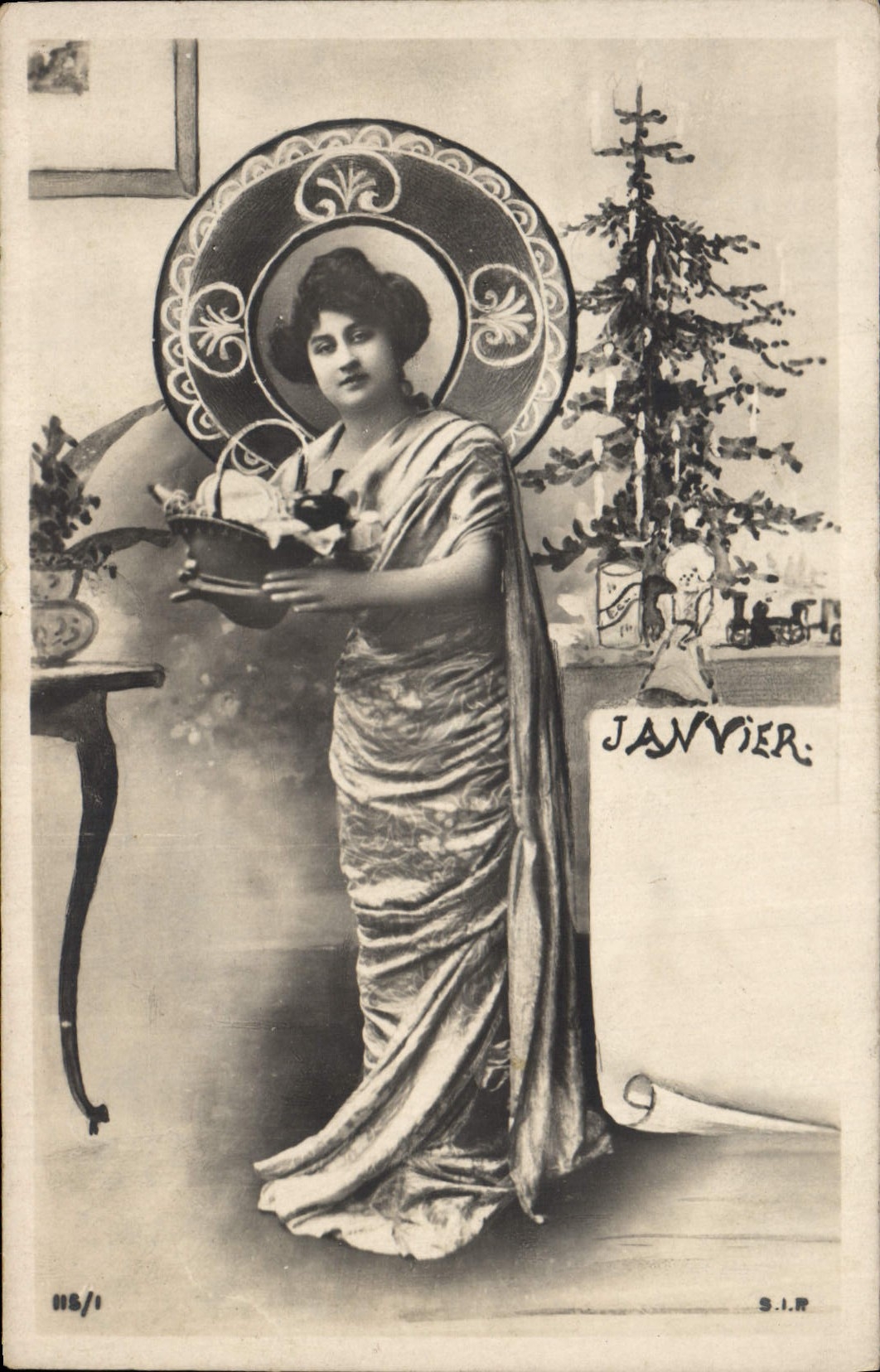 Femme en robe drapée tenant un panier — Janvier — S.I.R. n° 118/1