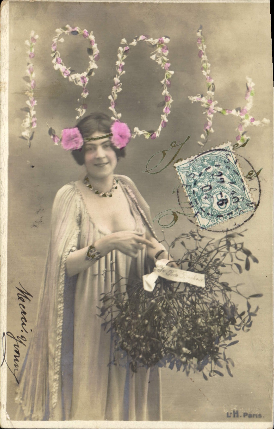 Femme en robe longue et couronne de fleurs — 1904 — L'H. Paris
