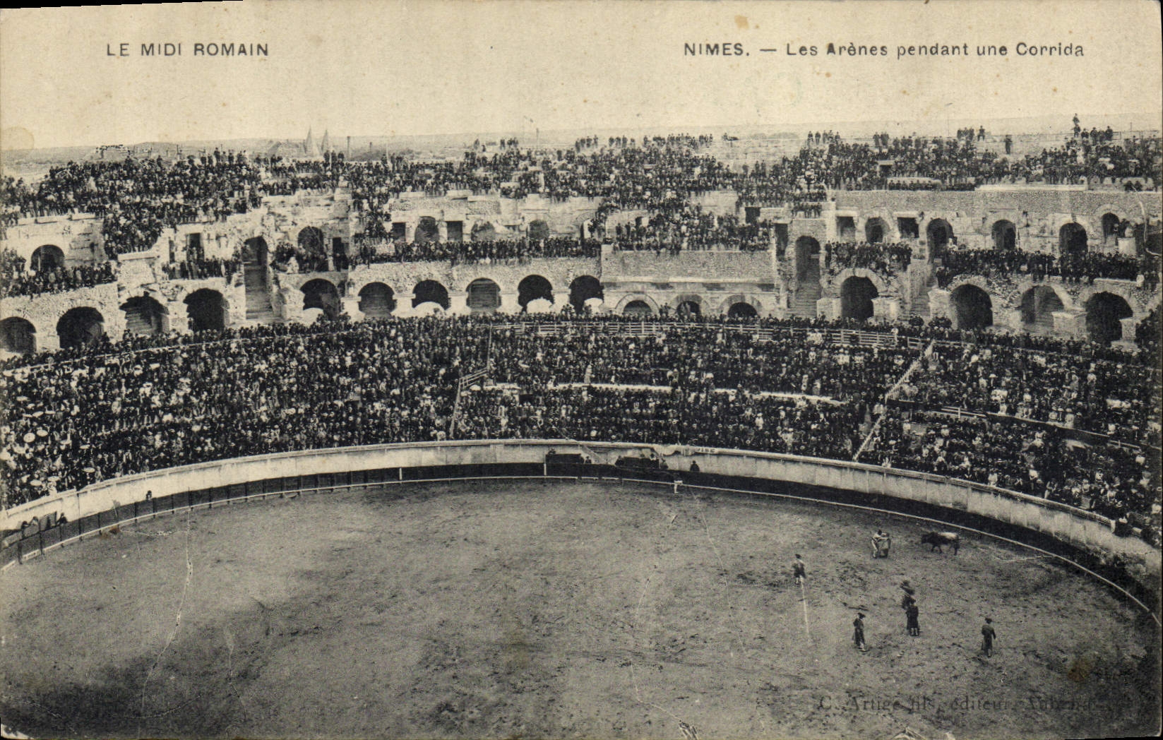 CPA Corrida Course de Taureaux Nimes Les arenes pendant une corrida 