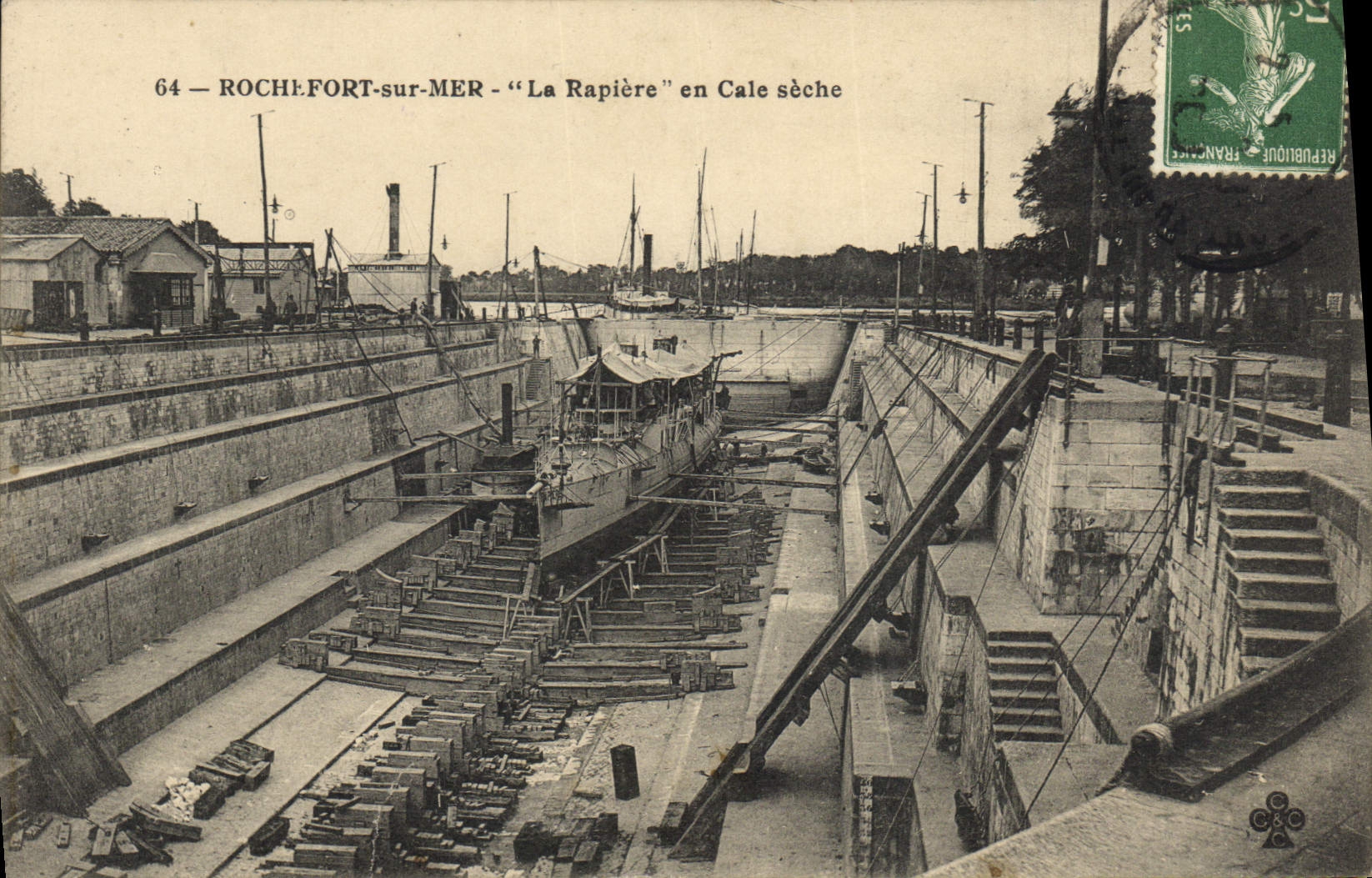 CPA Bateau de Guerre Rochefort sur Mer Le Rapiere en cale seche