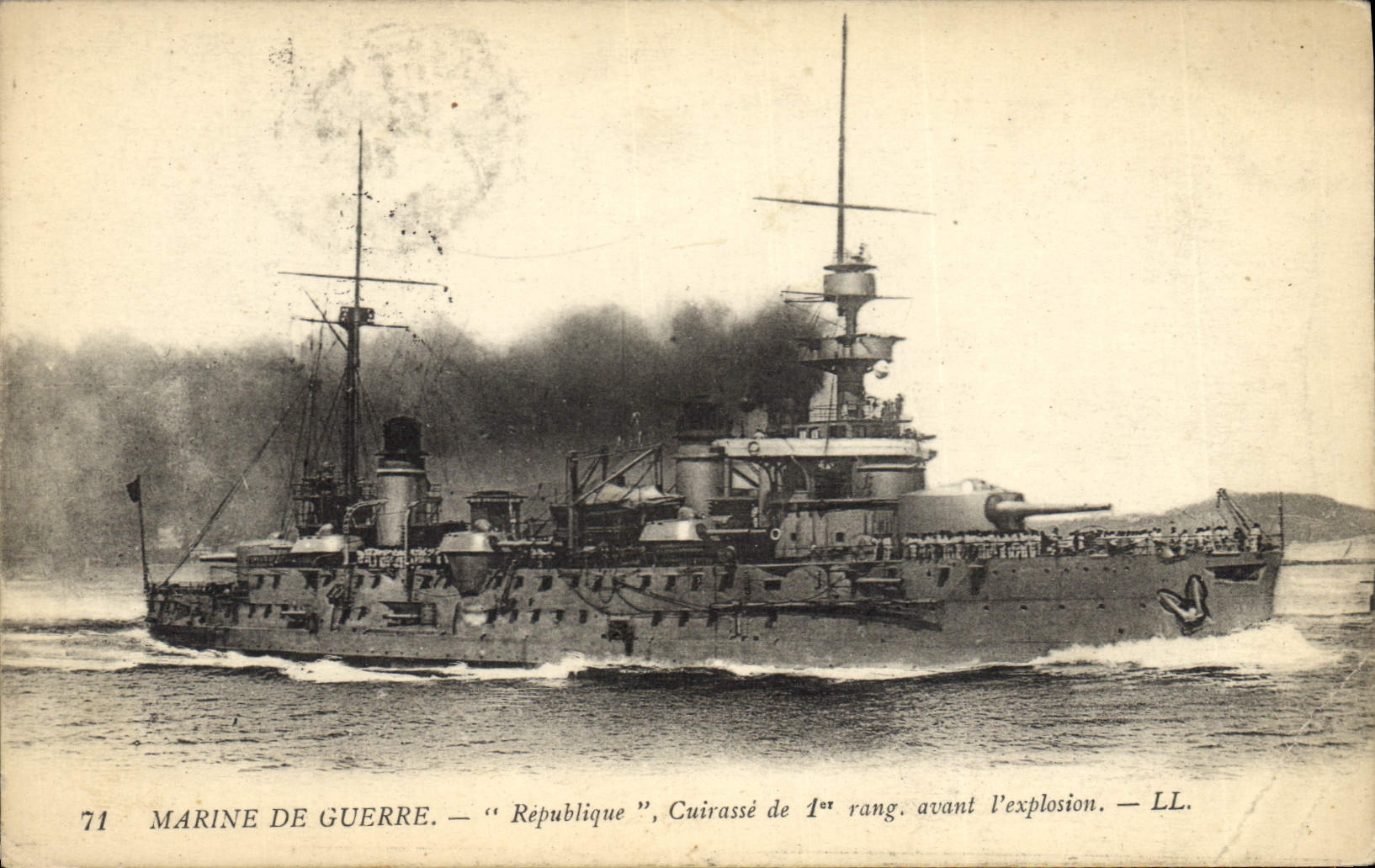 CPA Bateau de Guerre Republique Cuirasse de 1er rang avant l'explosion