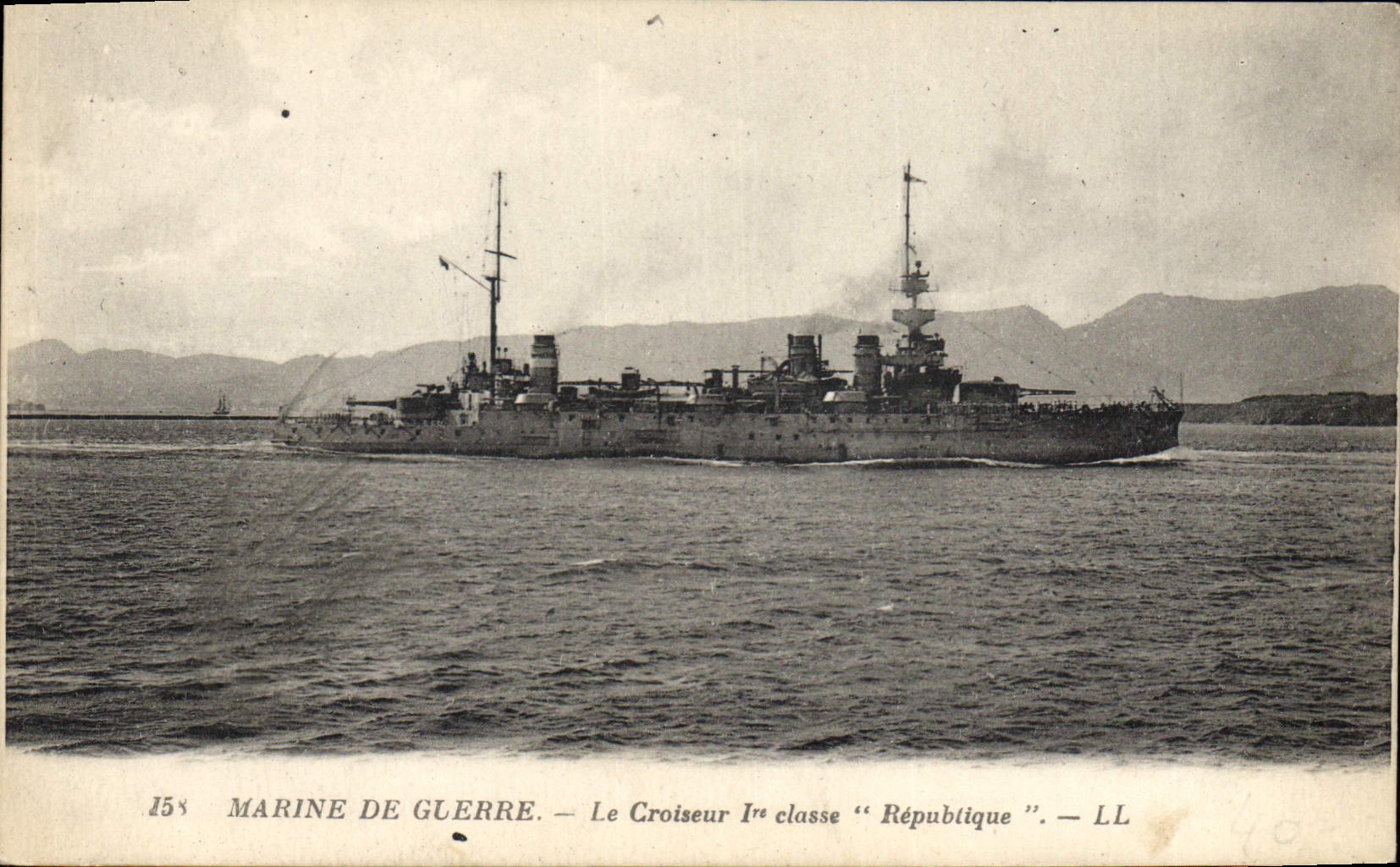 Marine de guerre — Le croiseur 1re classe "République" — LL