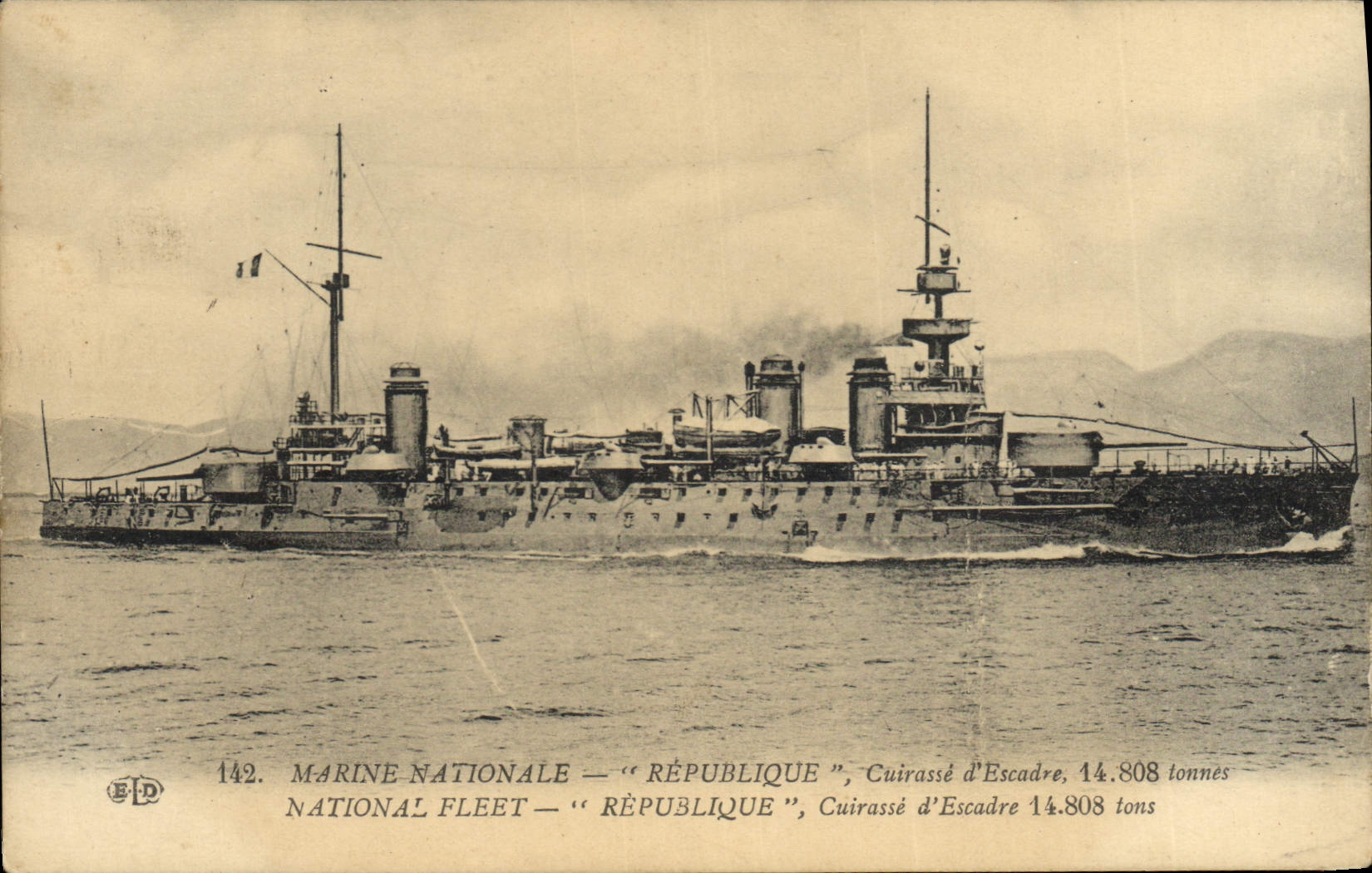 CPA Bateau de Guerre Republique Cuirasse d'escadre 